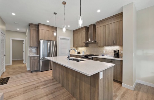 Calgary House | Brand New Modern Luxary Home | 5BR Home | YYC | Banff 1hr | Garage l King-Bed