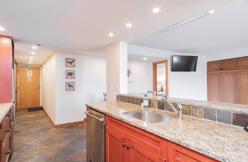 Whistler Village Condo | Breathtaking ski-in/out on Main Village stroll | AC