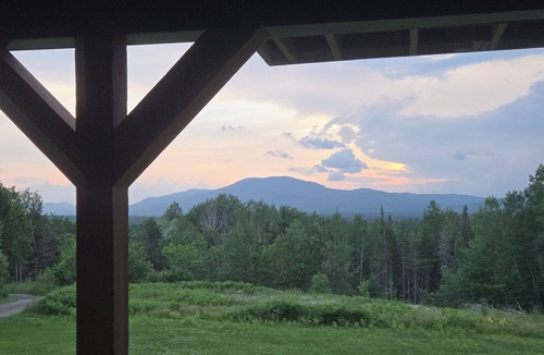 Stratton Ski Chalet | Breeze & Blue Mountain Cabin: SLEEPS UP TO 12, Newly built, Near SUGARLOAF MTN.
