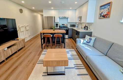 Hastings House | Bright 2-Bed Ground Suite | Steps to PNE & Transit