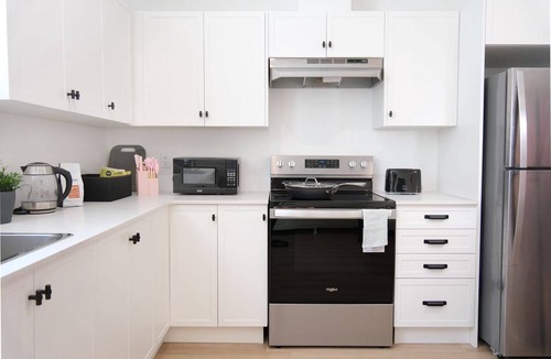 Willoughby House | bright 2-bedroom suite w/full kitchen&laundry