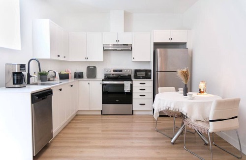 Willoughby House | bright 2-bedroom suite w/full kitchen&laundry