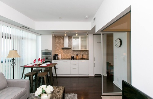 Toronto Entertainment District Condo | Bright 2 BR Condo - Jays, MTCC, CN Tower