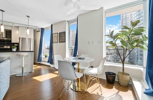 Crosstown Apartment | Bright 2BD Condo, Rogers Arena