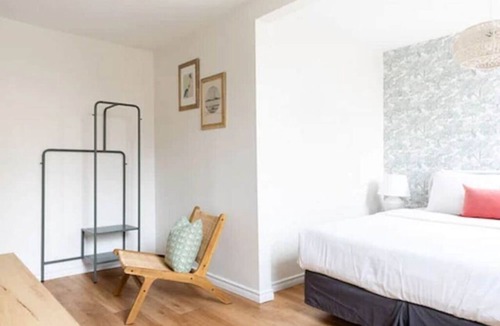 Central Waterfront Apartment | Bright 2BR City Stay Near Harbourfront Centre