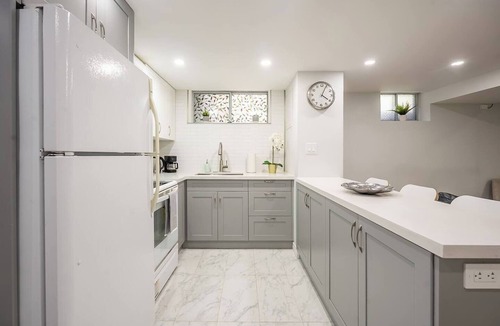 Bathurst Manor House | Bright 2BR Lower Level Sleeps 4 Private Entry