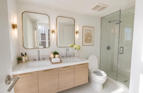 Chinatown Apartment | Bright 3BR with City Views Central Vancouver