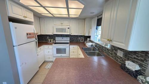 Steveston House | Bright and Cozy Modern Suite in Steventon Richmond