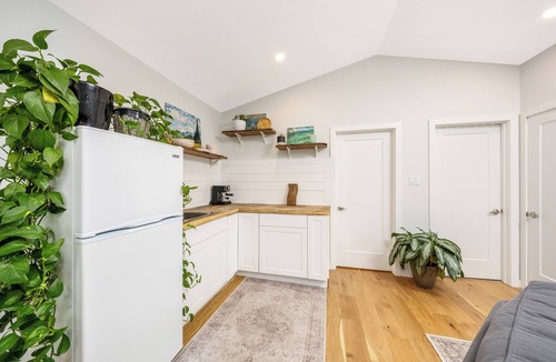 Georgetown Apartment | Bright apartment near Georgetown Marketplace