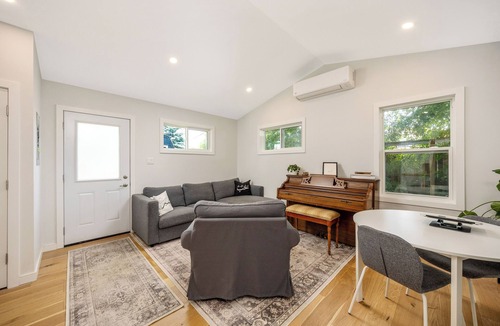 Georgetown Apartment | Bright apartment near Georgetown Marketplace