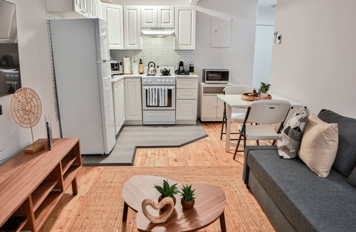 Villeray Apartment | Bright apartment with balcony at Claudia's
