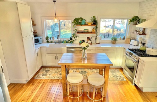 South Eliot House | Bright Bungalow, King-size Bed, Fence-in Backyard–Cool, Cozy & Dog Friendly