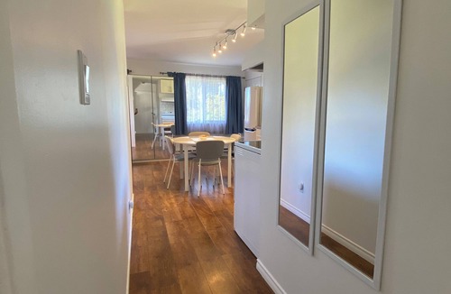 Central Lonsdale House | Bright&Comfortable Upper Floor|Convenient Location