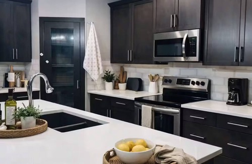 Calgary House | Bright Corner House 3BR Near Airport