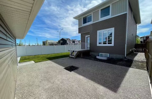 Calgary House | Bright Corner House 3BR Near Airport
