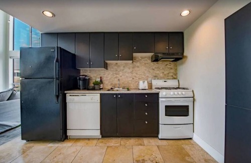 Downtown Vancouver Apartment | Bright Downtown Loft | City Views & Parking