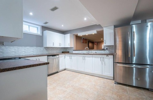Louth Cottage | Bright Home, Relaxing, lakefront W Sauna & Hottub