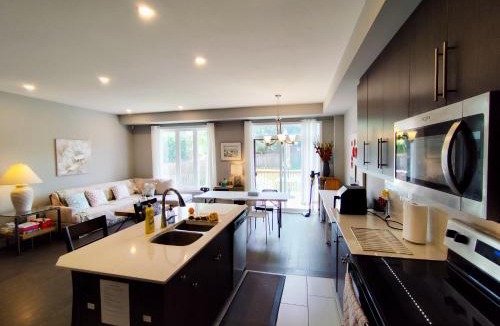 London House | Bright Master Queen Room in London near Western Costco T&T