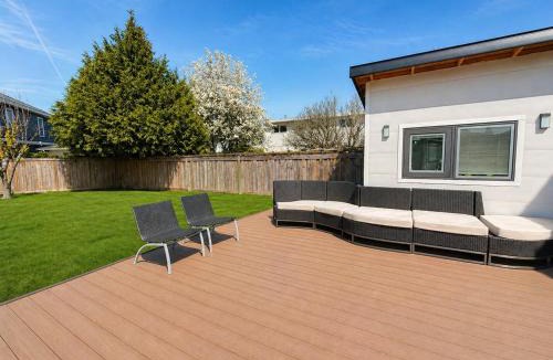Richmond Apartment | Bright Modern 1-Bedroom Suite near YVR with Private Entrance & Laundry