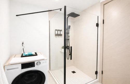 Richmond Apartment | Bright Modern 1-Bedroom Suite near YVR with Private Entrance & Laundry