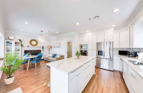 Marpole House | Bright Modern 4BR Home | Free Parking
