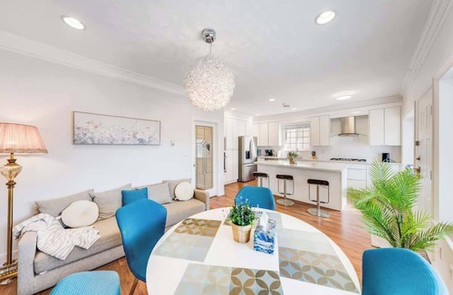 Marpole House | Bright Modern 4BR Home | Free Parking