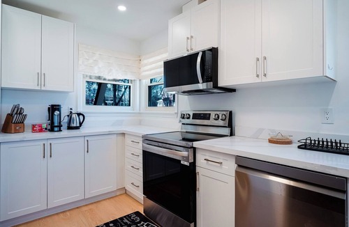 Whitby Apartment | Bright, Modern & Cozy Getaway Home near Toronto