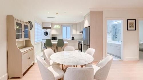 West Side Villa | Bright new 5BR Kerrisdale House