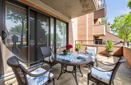 Mile End Condo | Bright Studio Condo Facing Jeanne-Mance Park