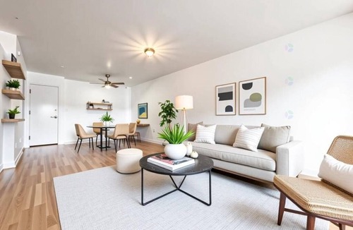 Mile End Condo | Bright Studio Condo Facing Jeanne-Mance Park