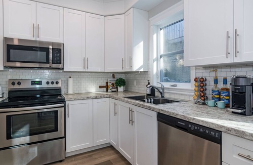 Waterford Valley House | Bright, Stylish Townhouse near Downtown w/Parking