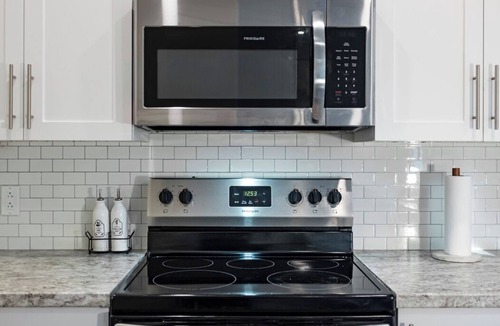 Waterford Valley House | Bright, Stylish Townhouse near Downtown w/Parking
