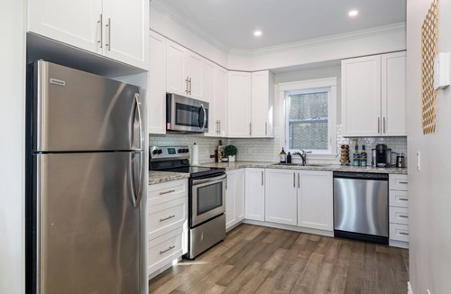Waterford Valley House | Bright, Stylish Townhouse near Downtown w/Parking