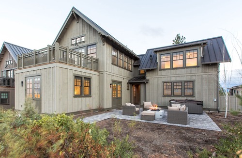 Bend House | Bring your 🚲 ~ resort pool + amenities ~ near Bachelor ~ concert shuttle ~ wifi