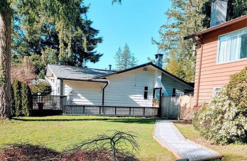 Langley House | Brookswood Oasis - Guest suite,1 bedroom,1 den & 1 full bathroom
