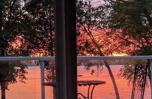 Selwyn House | Buckhorn Lake Waterfront Cottage |Wood burning lakeside Sauna, campfire - FIFA