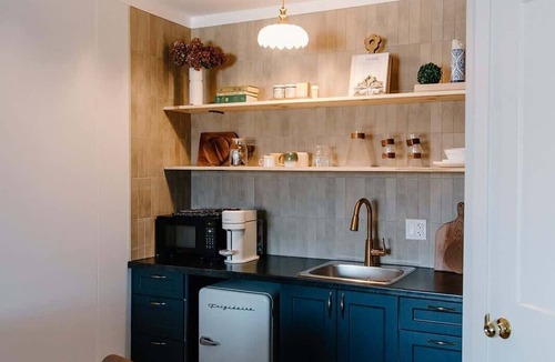 La Crete Apartment | Budget 1BR Loft in La Crete - Kitchenette