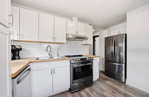 Sarnia House | Bungalow On Ann/pet friendly with a fenced in yard