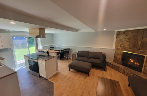 Nelson House | C&C Suite-Newly Renovated, Fire Place, Yard, Private
