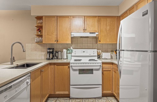 Town Centre Condo | C202 Central Canmore- A/C, Free Parking, Downtown, View, Quiet, 2BR, Sleeps 6