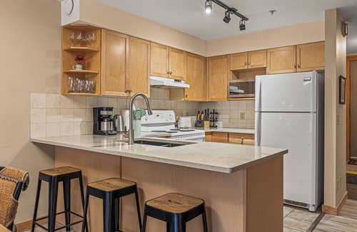 Town Centre Condo | C202 Central Canmore- A/C, Free Parking, Downtown, View, Quiet, 2BR, Sleeps 6