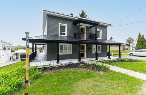 Petite-Riviere-Saint-Francois House | Near the Massif and Petite-Rivière St-François beach
