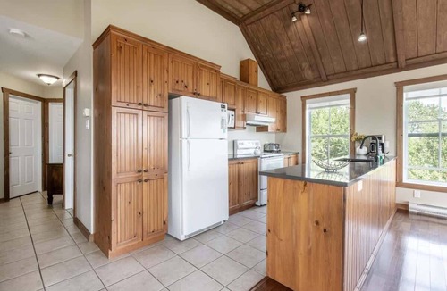 Petite-Riviere-Saint-Francois Ski Chalet | L’Audacieux | Spa, Pool Table & Arcade