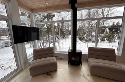 Saint-Neree-de-Bellechasse Ski Chalet | Chalet VUE sur le Lac Pierre-Paul, lakeside serenity, haven of peace