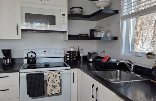 Sainte-Lucie-des-Laurentides Cottage | Cozy Nature Escape Near Lake Sarrazin - Dogs Welcome!