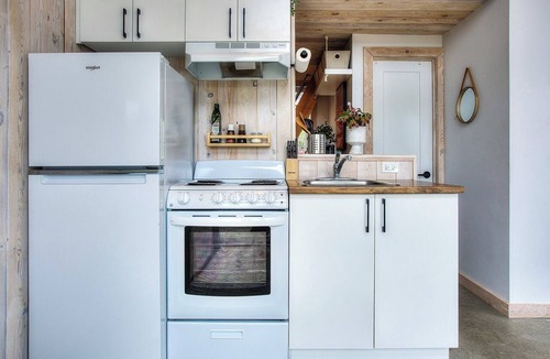 Sainte-Marguerite-du-Lac-Masson House | Peaceful Lakeside Cabin Retreat with Beach, Fire Pit & Kayaks
