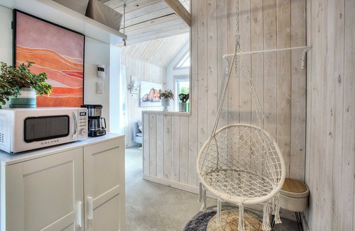 Sainte-Marguerite-du-Lac-Masson House | Peaceful Lakeside Cabin Retreat with Beach, Fire Pit & Kayaks