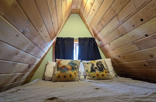 Brew Bay House | Cabin on Homestead w/Hot Tub & animals