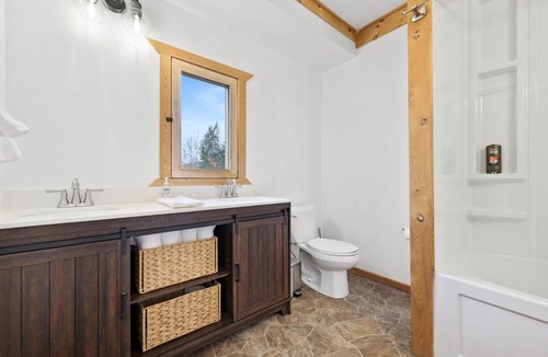 Thompson-Nicola Regional District House | Cabin on Private 8-acre Lake
