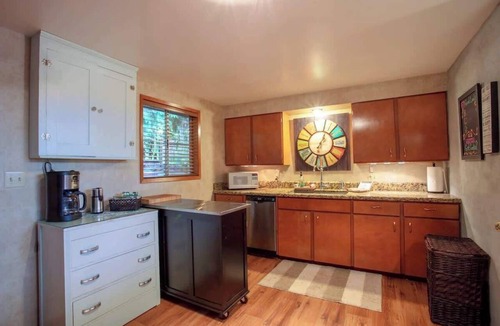 Sagle House | Cabin With Hot Tub And Private Dock in Bottle Bay